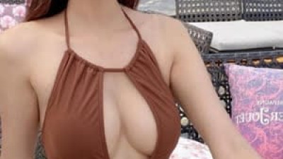 야사걸  레이싱 모델 안나경 가슴골 노출되는 홀터넥 모노키니, 파란 비키니
