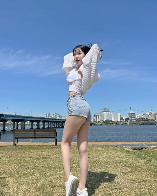 급꼴주의  유튜버 쏘블리 이소영 한강 나들이 셀카 사진 위에서 내려다본 끈나시 가슴골