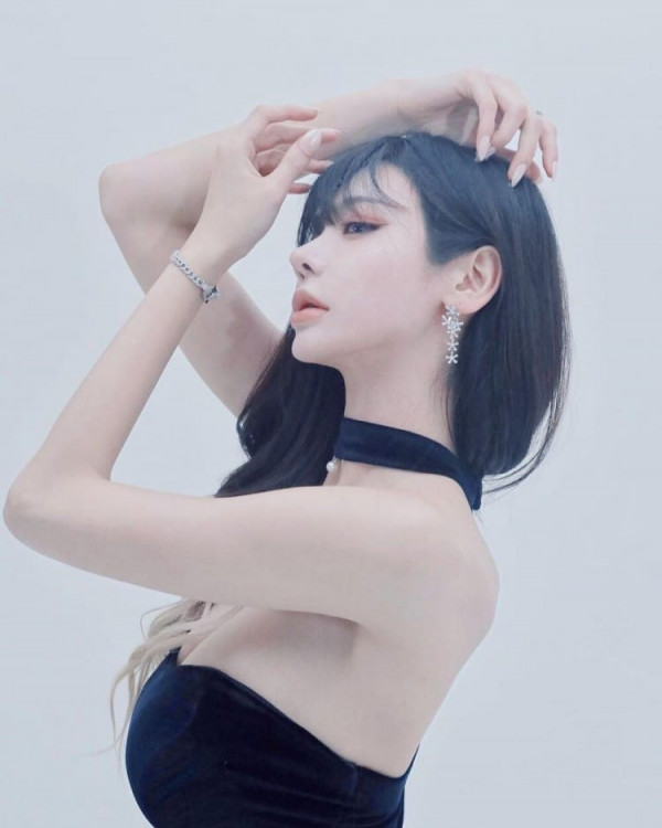 유혹하는  DJ 겸 모델 박로아 화보 촬영 및 인스타 수영복 흰티 묵직한 가슴
