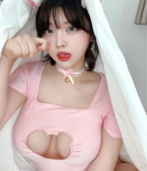 오딸녀  모델 송하나 묵직한 가슴골 앞태 옆태