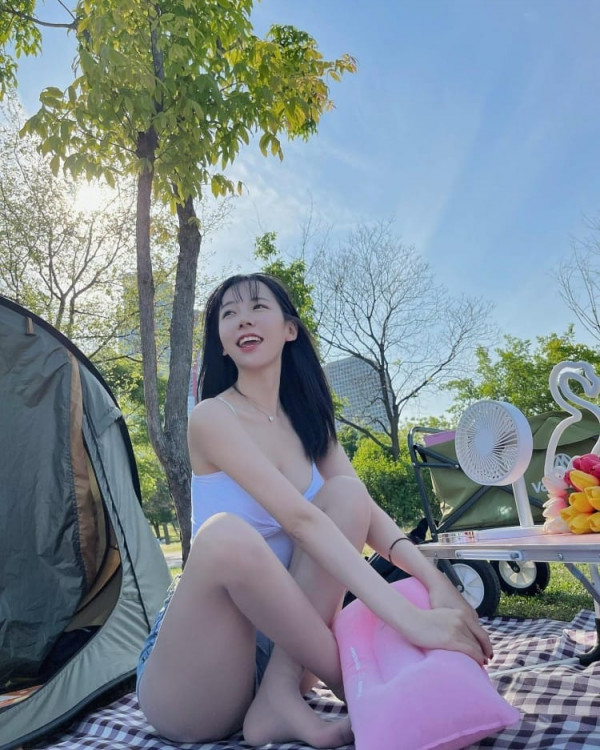 급꼴주의  유튜버 쏘블리 이소영 한강 나들이 셀카 사진 위에서 내려다본 끈나시 가슴골