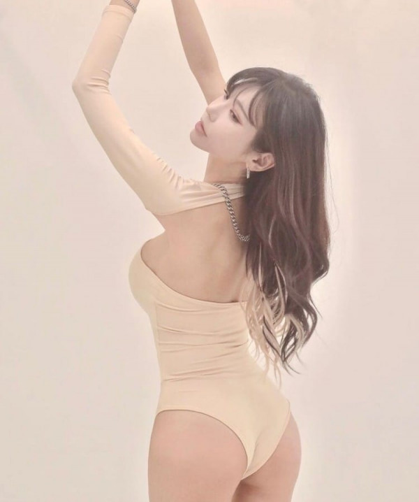 유혹하는  DJ 겸 모델 박로아 화보 촬영 및 인스타 수영복 흰티 묵직한 가슴
