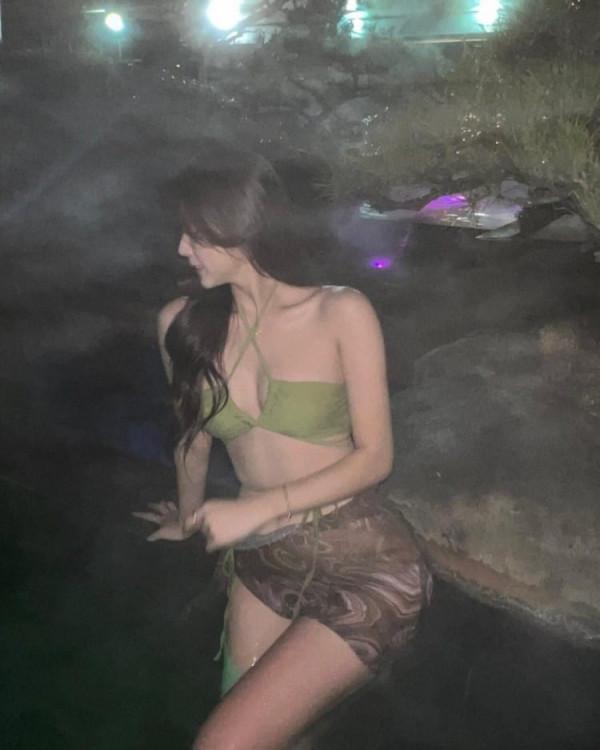 불륨쩌는  안지현 치어리더 노천탕 연두색 홀터넥 비키니 몸매