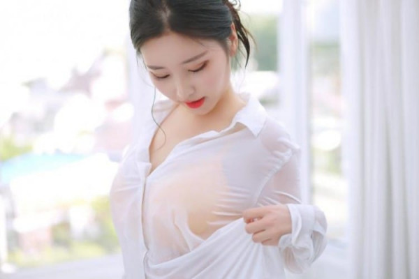 과감한  김나정 아나운서 욕조속 젖은 흰셔츠 노란 비키니