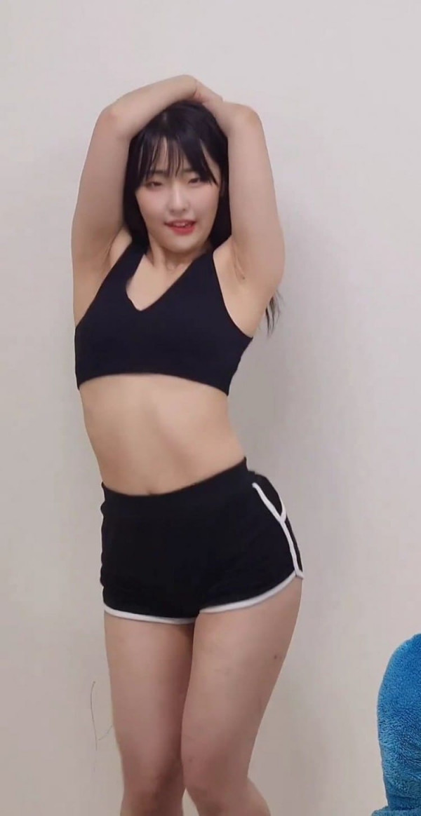 뜨거운  00년생 bj 쭈루리 스포츠 브라 돌핀팬츠