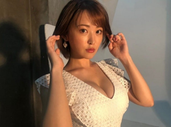 야한생각  레이싱 모델 겸 그라비아 모델 오시노 사라