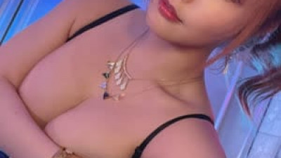 섹쉬녀  니이무라 아카리 감싸안은 젖가슴