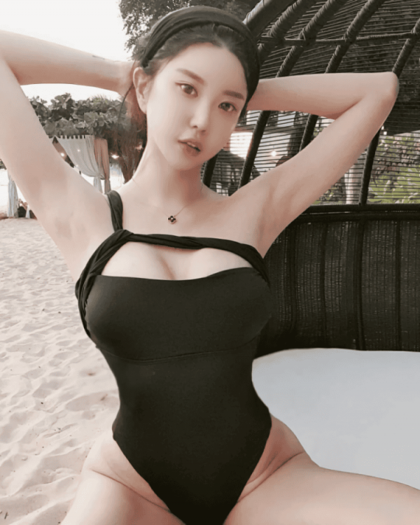 과감한  레이싱모델 허윤미 하이레그 모노키니