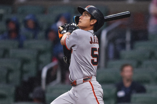Jun 16, 2026; Atlanta, Georgia, USA; San Francisco Giants right fielder Jung Hoo Lee (51) drives in a run on a sacrifice fly against the Atlanta Braves in the first inning at Truist Park. Mandatory Credit: Brett Davis-Imagn Images/2026-06-17 11:36:36/ &amp;lt;저작권자 ⓒ 1980-2026 ㈜연합뉴스. 무단 전재 재배포 금지, AI 학습 및 활용 금지&amp;gt;
