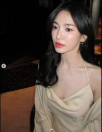 송혜교, 홀터넥 드레스 한 장으로 올킬···쇄골부터 피부까지 '레전드'
