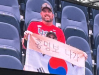 '홍명보 나가' LA 스타디움 외국인 손팻말, 대형 전광판에 그대로 포착