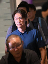 “생명 위협에 긴급 피신” 해외 언론 주목…조별 예선 탈락 후 자진 사임한 홍명보 감독, 미국행 비밀 출국