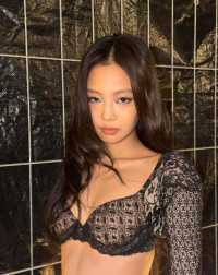 제니, 파격 레이스룩…치명적 아우라
